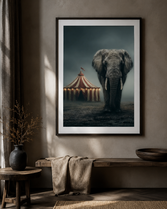 Elefant Zirkus Poster A2 | Printable Wall Art Ein stilles Elefant-Zirkus-Motiv als digitale Wandkunst. A2 Poster, 300 DPI, Sofort-Download für Räume mit Tiefe.