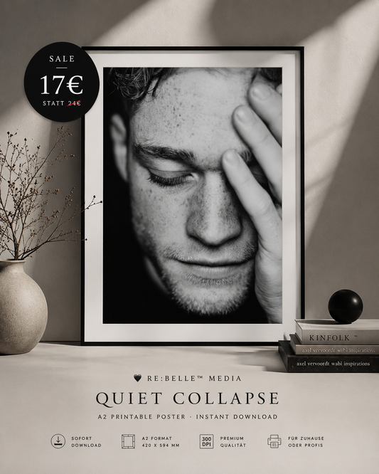Quiet Collapse – Noir Portrait Poster A2 Nicht jede Erschöpfung ist sichtbar. Dieses monochrome digital poster arbeitet mit Nähe, Hautstruktur und Stille. Eine printable wall art für Räume, die nichts beweisen müssen.