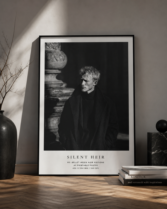 Silent Heir – Noir Printable Poster A2 Nicht laut. Nicht weich. Dieses printable wall art verändert einen Raum nicht durch Farbe – sondern durch Haltung. Ein stilles digital poster mit filmischer Tiefe und kontrollierter Dunkelheit.