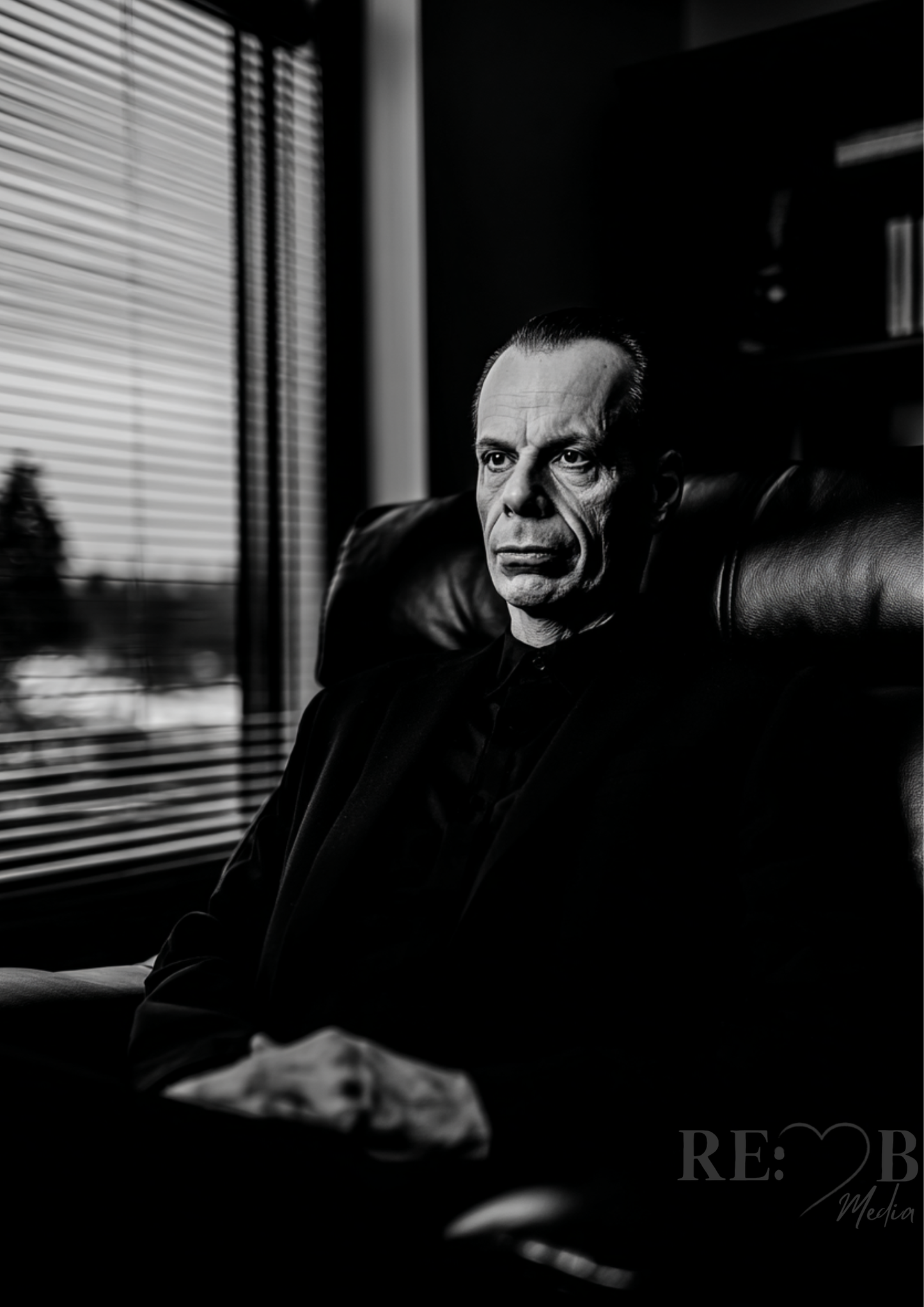 Whispers in Black – 20 Portrait Poster Bundle Zwanzig Portraits. Zwanzig stille Begegnungen. Eine Serie über Präsenz, Verletzlichkeit und die Kraft, gesehen zu werden. Printable Wall Art für Räume mit Tiefe und Haltung.