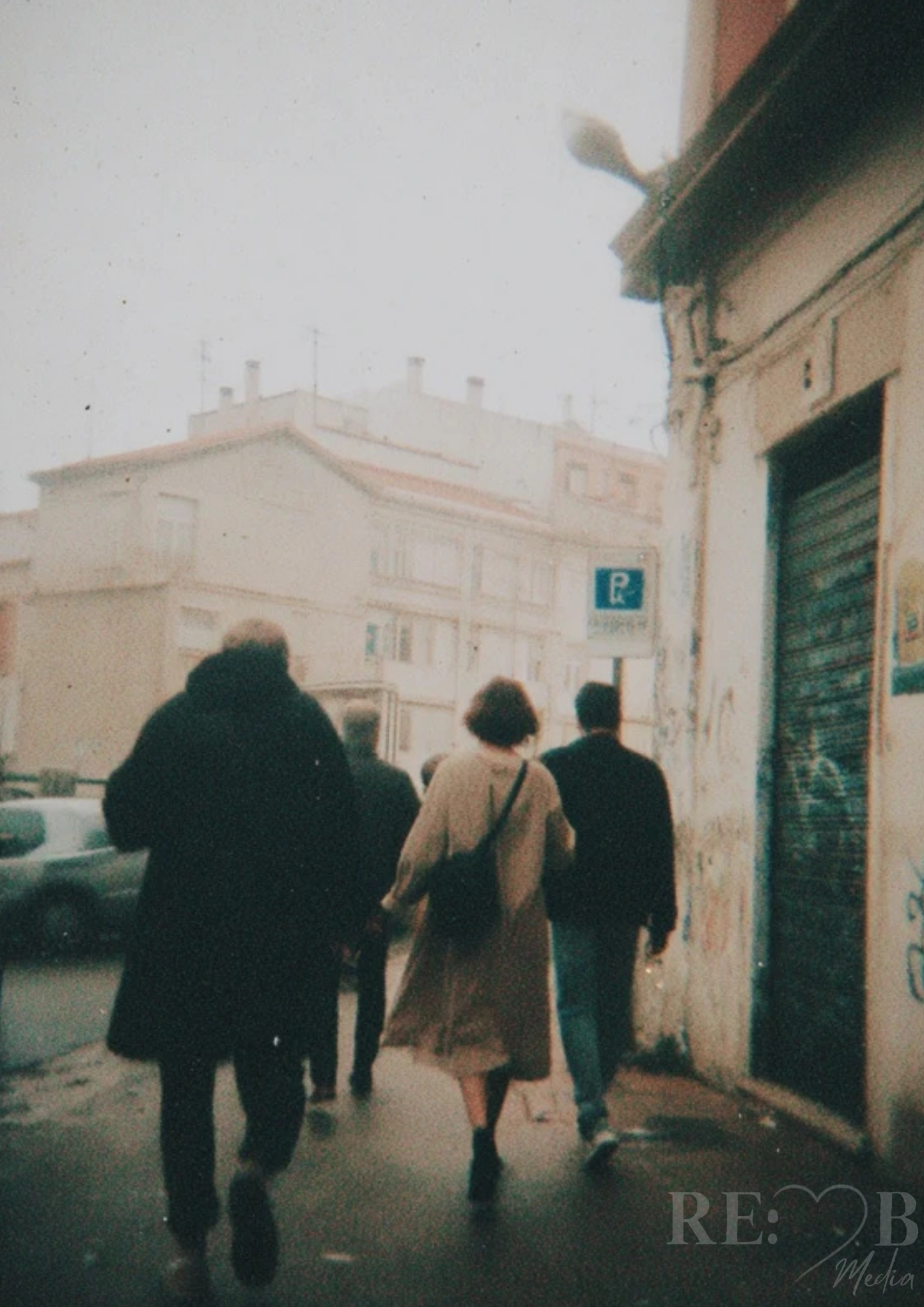 Whispers of Elsewhere – Vintage Photo Poster Bundle Manche Bilder sprechen nicht laut. Sie bleiben einfach. Acht analoge Fotografien zwischen Erinnerung, Stille und Licht – als digitale Poster zum sofortigen Download.