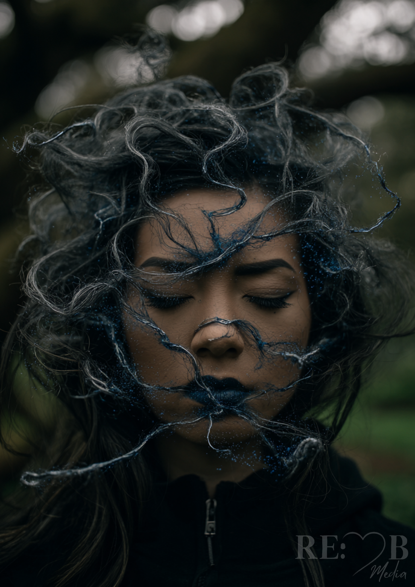 Velvet Shadows & Crimson Dreams Sechzehn Porträts zwischen Samt, Schatten und roter Intensität. Eine Kollektion für Räume, die nicht gefallen wollen – sondern wirken, für Menschen mit Sinn für Tiefe, Kontrast und stille Dramatik.