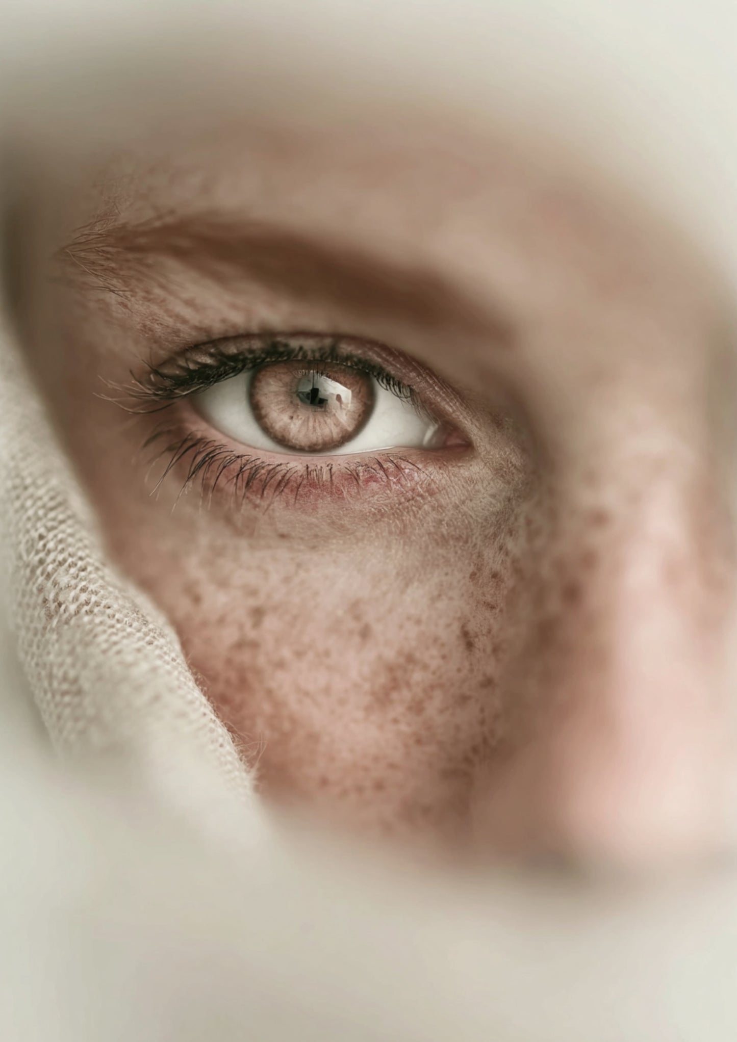 The Gaze – Abstrakte Portraitkunst als Download Manche Bilder schauen nicht zurück. Sie erkennen etwas in dir.  The Gaze ist digitale Wandkunst für Räume, die nicht dekorieren wollen, sondern eine Präsenz erzeugen. Still. Klar. Unübersehbar. 🖤