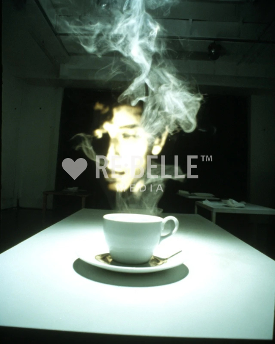 Lichtschatten & Stille: Eine Galerie für die Dunkelheit.
