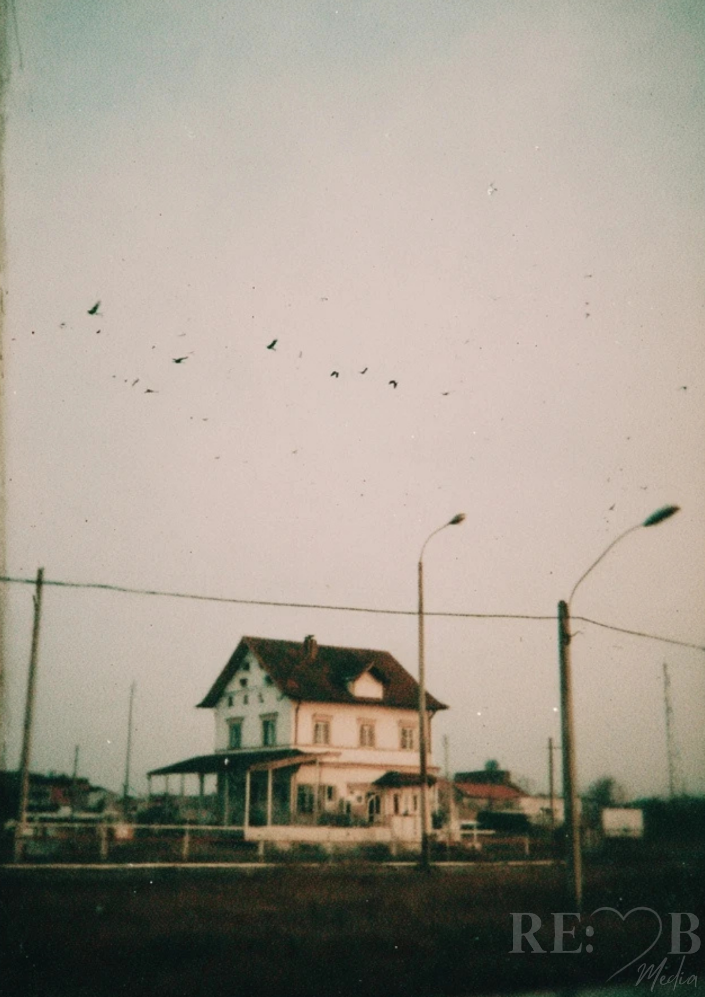 Whispers of Elsewhere – Vintage Photo Poster Bundle Manche Bilder sprechen nicht laut. Sie bleiben einfach. Acht analoge Fotografien zwischen Erinnerung, Stille und Licht – als digitale Poster zum sofortigen Download.