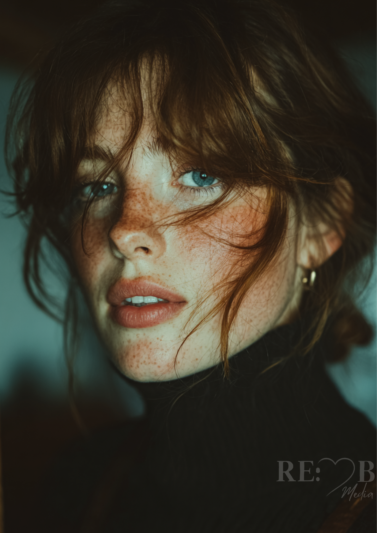 Whispers in Black – 20 Portrait Poster Bundle Zwanzig Portraits. Zwanzig stille Begegnungen. Eine Serie über Präsenz, Verletzlichkeit und die Kraft, gesehen zu werden. Printable Wall Art für Räume mit Tiefe und Haltung.