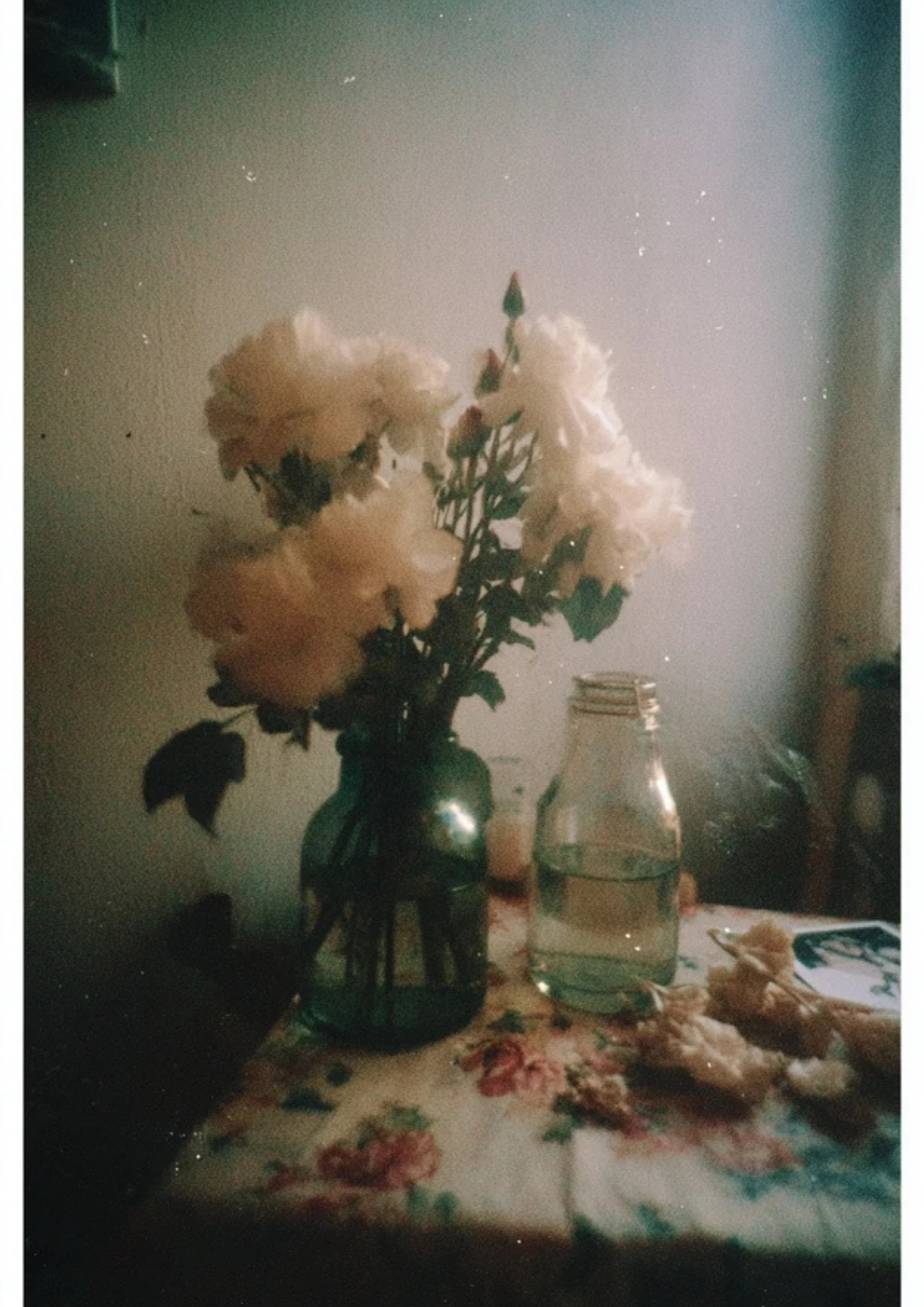 Whispers of Elsewhere – Vintage Photo Poster Bundle Manche Bilder sprechen nicht laut. Sie bleiben einfach. Acht analoge Fotografien zwischen Erinnerung, Stille und Licht – als digitale Poster zum sofortigen Download.