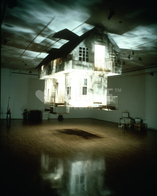 Lichtschatten & Stille: Eine Galerie für die Dunkelheit.