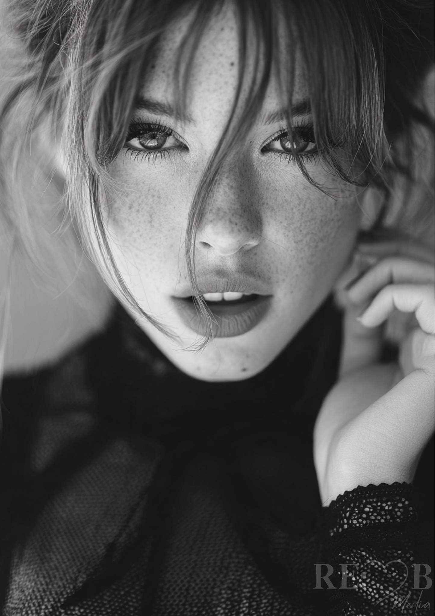 Whispers in Black – 20 Portrait Poster Bundle Zwanzig Portraits. Zwanzig stille Begegnungen. Eine Serie über Präsenz, Verletzlichkeit und die Kraft, gesehen zu werden. Printable Wall Art für Räume mit Tiefe und Haltung.