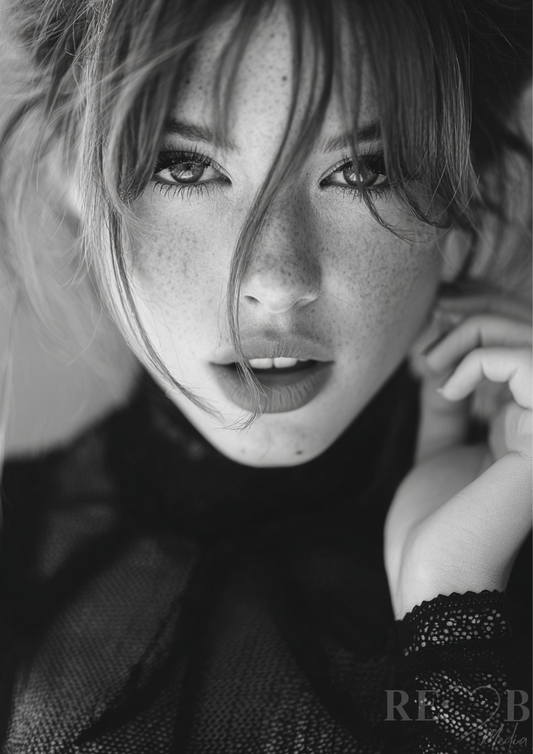 Whispers in Black – 20 Portrait Poster Bundle Zwanzig Portraits. Zwanzig stille Begegnungen. Eine Serie über Präsenz, Verletzlichkeit und die Kraft, gesehen zu werden. Printable Wall Art für Räume mit Tiefe und Haltung.