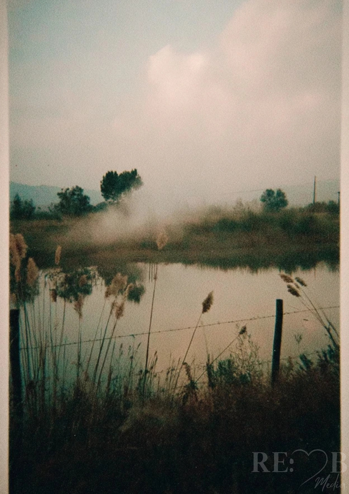 Whispers of Elsewhere – Vintage Photo Poster Bundle Manche Bilder sprechen nicht laut. Sie bleiben einfach. Acht analoge Fotografien zwischen Erinnerung, Stille und Licht – als digitale Poster zum sofortigen Download.