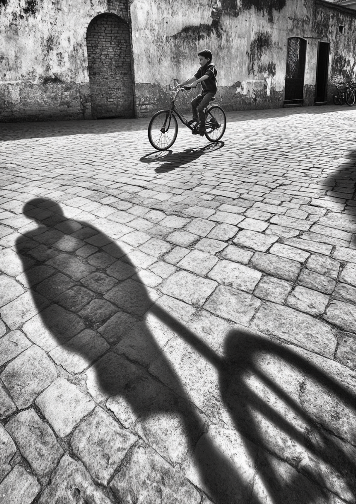 Shadow Ride No. 01 | Printable Wall Art A2 Ein Fahrrad. Ein Schatten. Ein stiller Moment zwischen Bewegung und Erinnerung. Diese digitale Wandkunst wirkt wie eine Szene, die man nicht erklärt – sondern spürt.