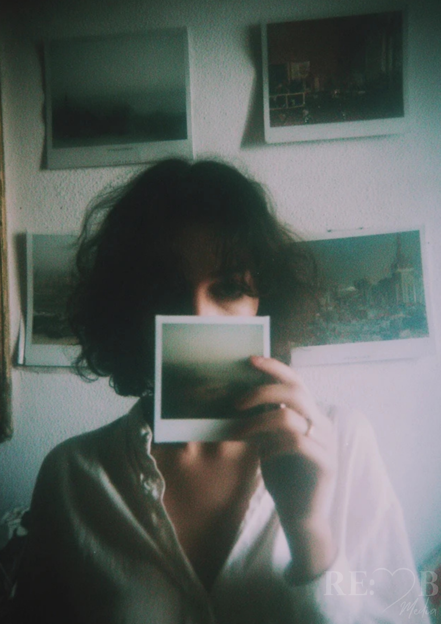 Whispers of Elsewhere – Vintage Photo Poster Bundle Manche Bilder sprechen nicht laut. Sie bleiben einfach. Acht analoge Fotografien zwischen Erinnerung, Stille und Licht – als digitale Poster zum sofortigen Download.