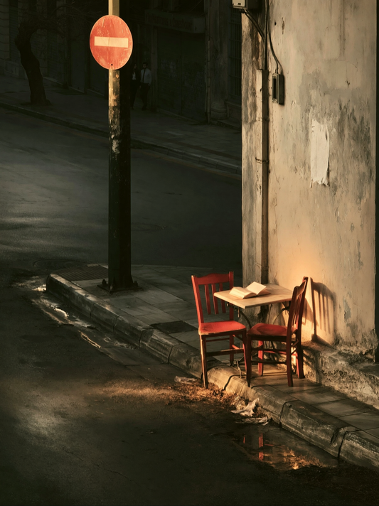 THE LAST TABLE™ – Cinematic Street Photography als A2 Printable Wall Art