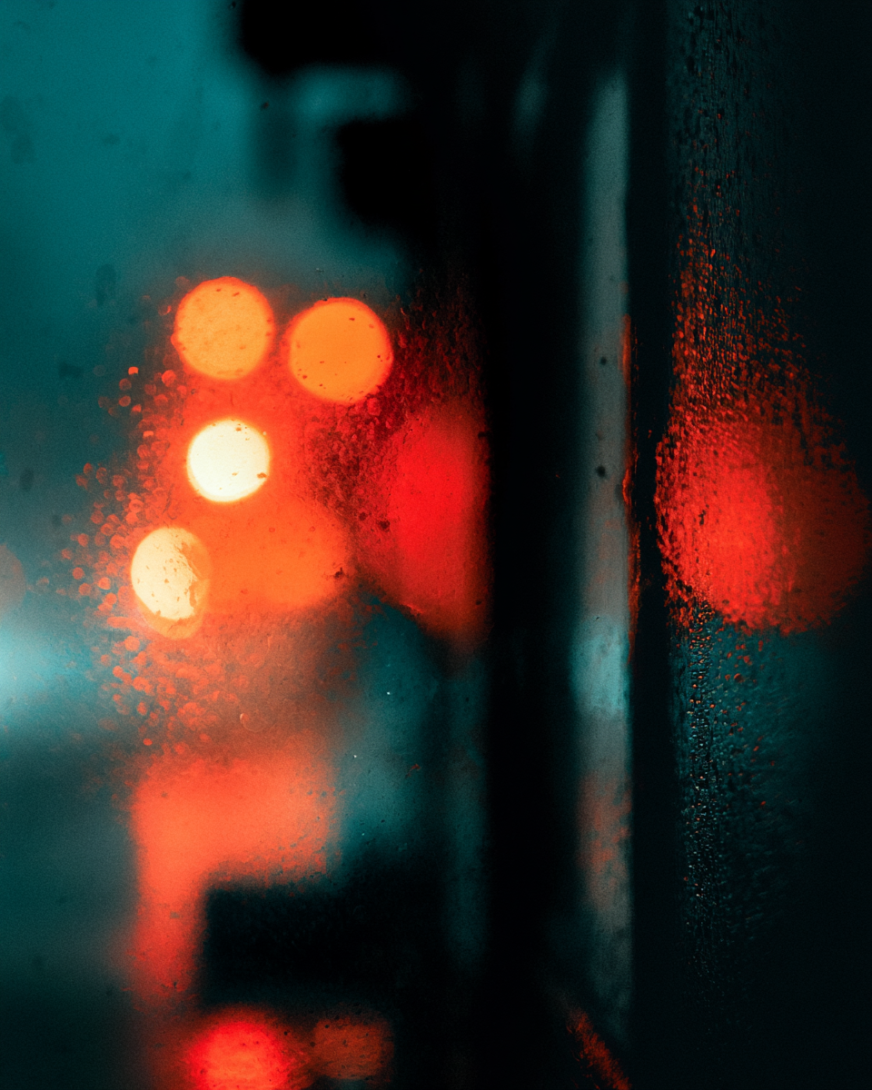 Midnight Silence – 4er Bundle | Bokeh Fine Art Poster Set (A2 Download, Moody Light Series) Du schaust hin. Und plötzlich wird es leise.  Dieses 4er Bundle ist kein Bilderset – es ist ein Raum, der dich runterzieht… genau dahin, wo du wieder bei dir bist.