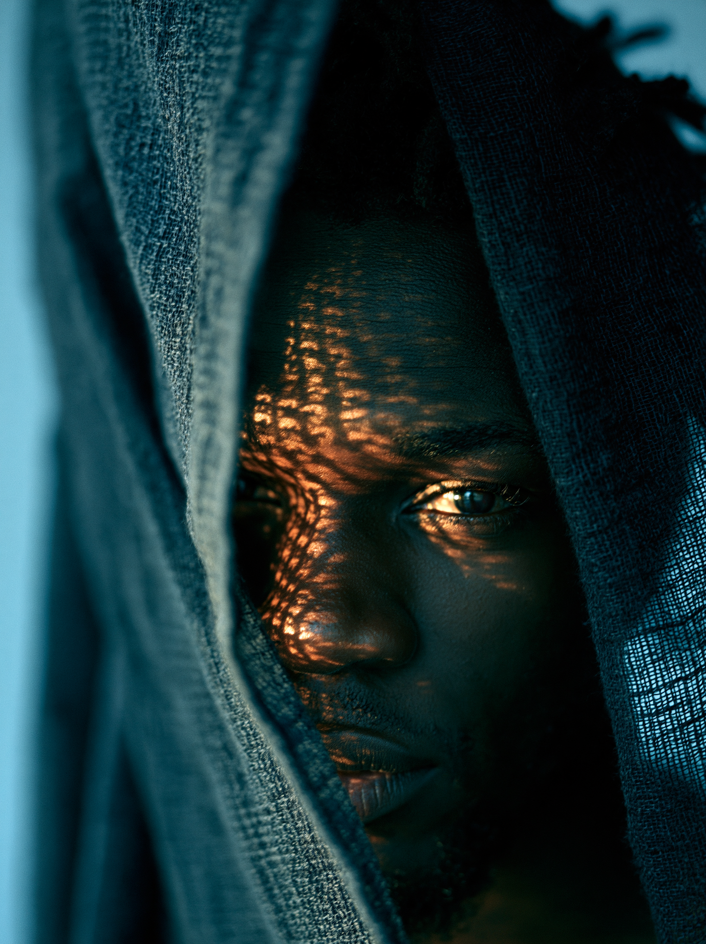 Veil of Fire – Digital Poster A2 | Dunkles Portrait, Licht, Haltung & stille Stärke