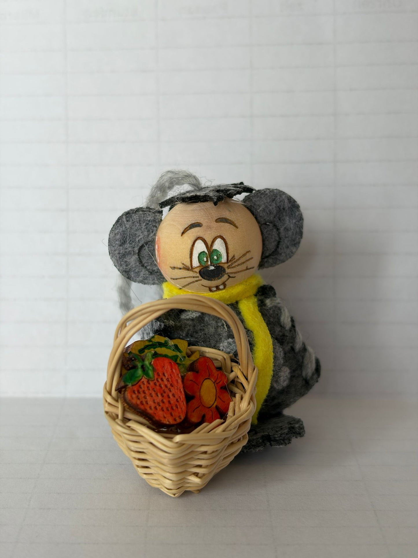 Die Erdbeerhüterin – handgemachtes Mini-Wesen aus Filz & Holz | Einzelstück