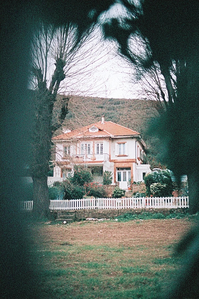 Through the Viewfinder – Vintage Film Moments Bundle | Acht Bilder wie Erinnerungen, die nie laut geworden sind. Ein digital poster bundle für Menschen, die Atmosphäre nicht dekorieren Körnung, Stille und ein Blick durch den Sucher. 🖤