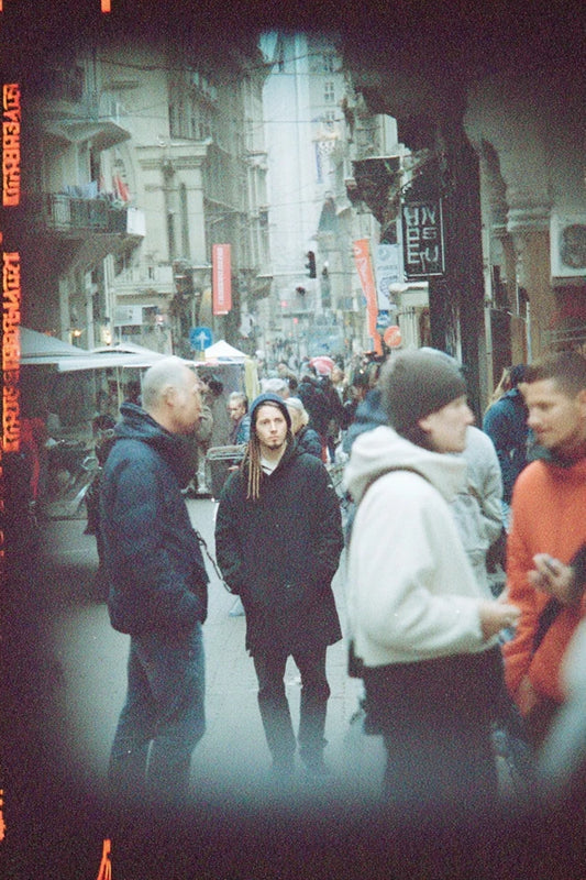 Through the Viewfinder – Vintage Film Moments Bundle | Acht Bilder wie Erinnerungen, die nie laut geworden sind. Ein digital poster bundle für Menschen, die Atmosphäre nicht dekorieren Körnung, Stille und ein Blick durch den Sucher. 🖤