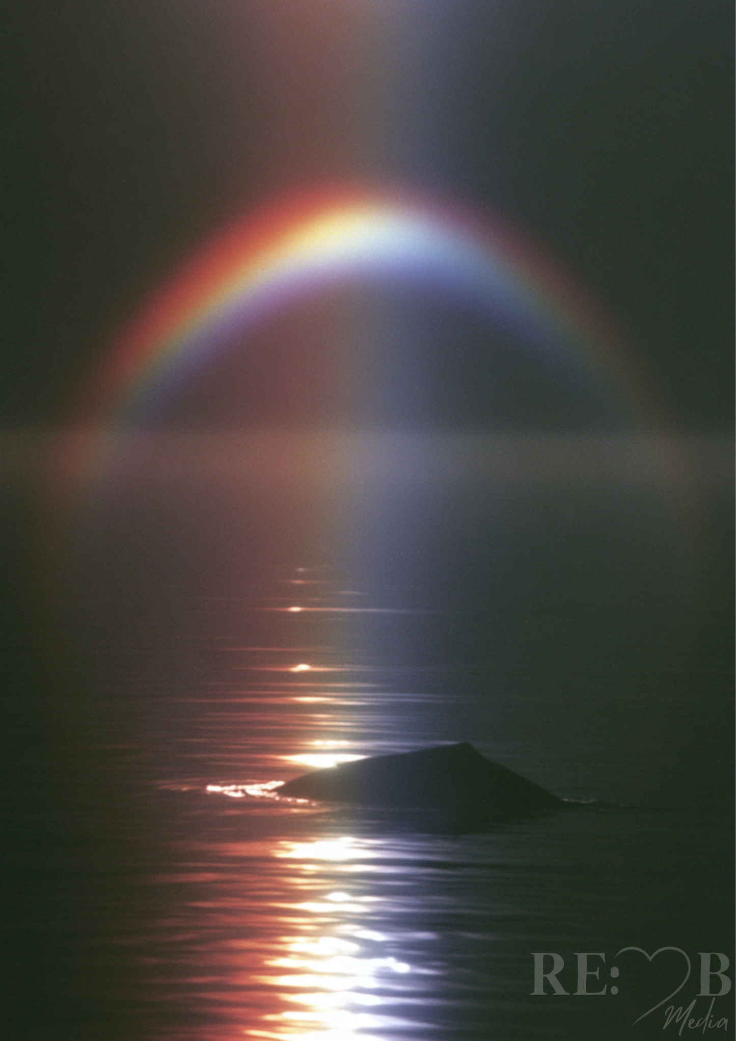 Zwischen Licht und Stille – Minimalistisches Regenbogen Meer Poster A2 Download    Ein Moment, der nicht laut ist. Farben, die nicht schreien – sondern tragen. Dieses Bild bringt Ruhe in Räume, die zu viel denken.